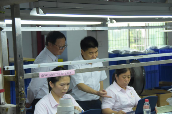  Mr. Xu Zhiwei, Chairman of Lonrich Group, visited Qiaoxin's production line accompanied by Ms. Liu Yuhua, Chairman of Qiaoxin Medical Technology 