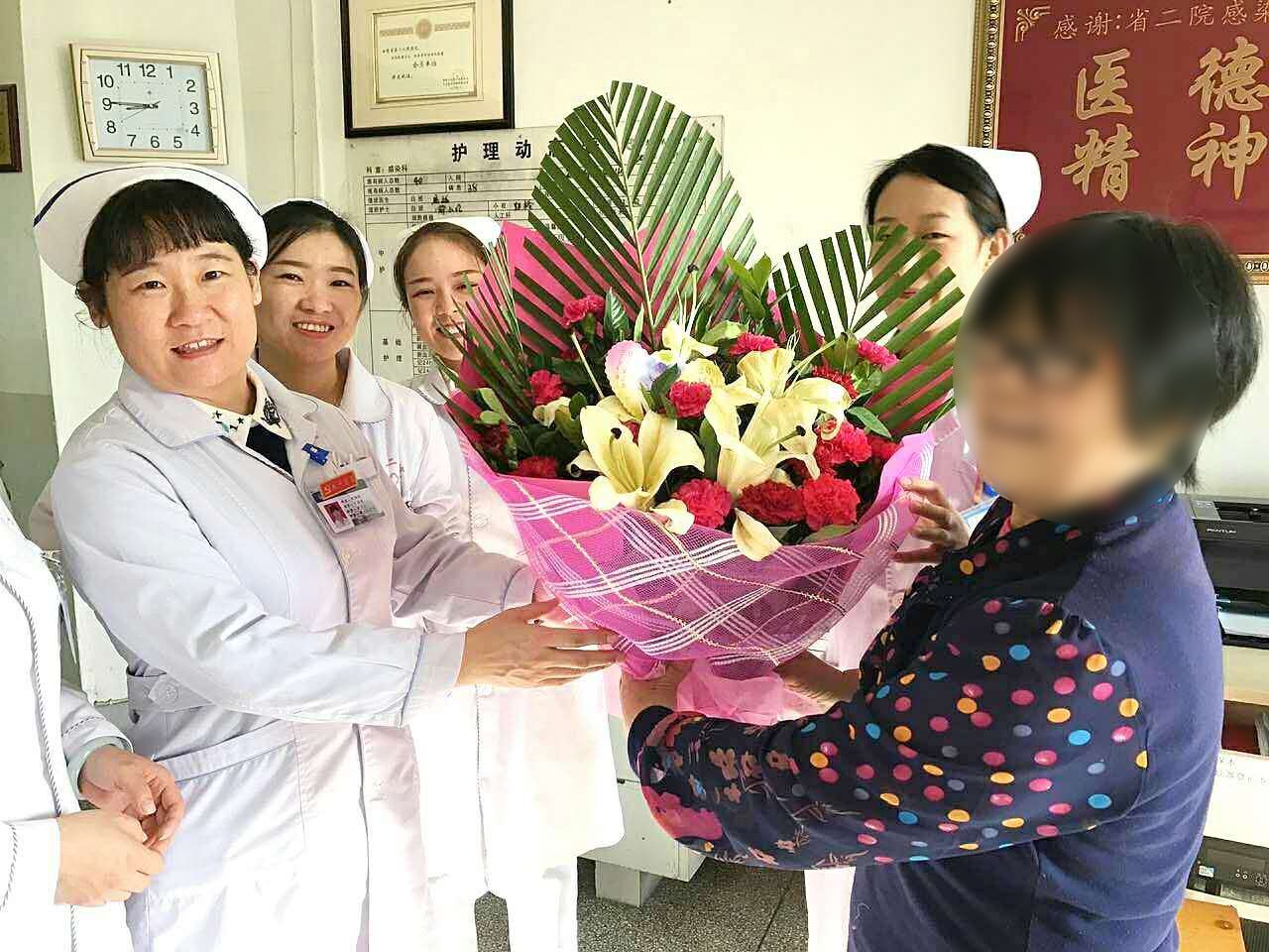 落實優(yōu)惠政策，加大扶持力度。養(yǎng)老本身就是個社會問題，需要全社會的重視和參與。當前云南各地民營敬老院、托老所已有不少，但同民政部門辦的敬老院、托老所等相比，還存在著政策支持、經(jīng)費保障、經(jīng)營風險等困難。推動社會化養(yǎng)老產(chǎn)業(yè)發(fā)展，讓民營養(yǎng)老服務(wù)機構(gòu)發(fā)揮更大作用，需要政府部門切實轉(zhuǎn)變觀念，落實優(yōu)惠扶持政策，加強機構(gòu)監(jiān)督管理，營造更好的發(fā)展空間。