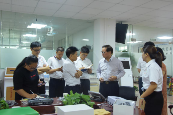  Qiaoxin technicians enthusiastically introduced 