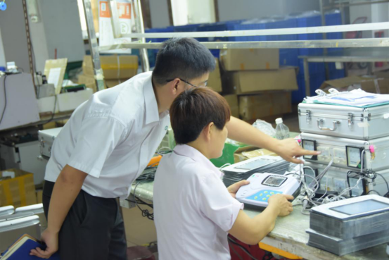  Qiaoxin technicians enthusiastically introduced 