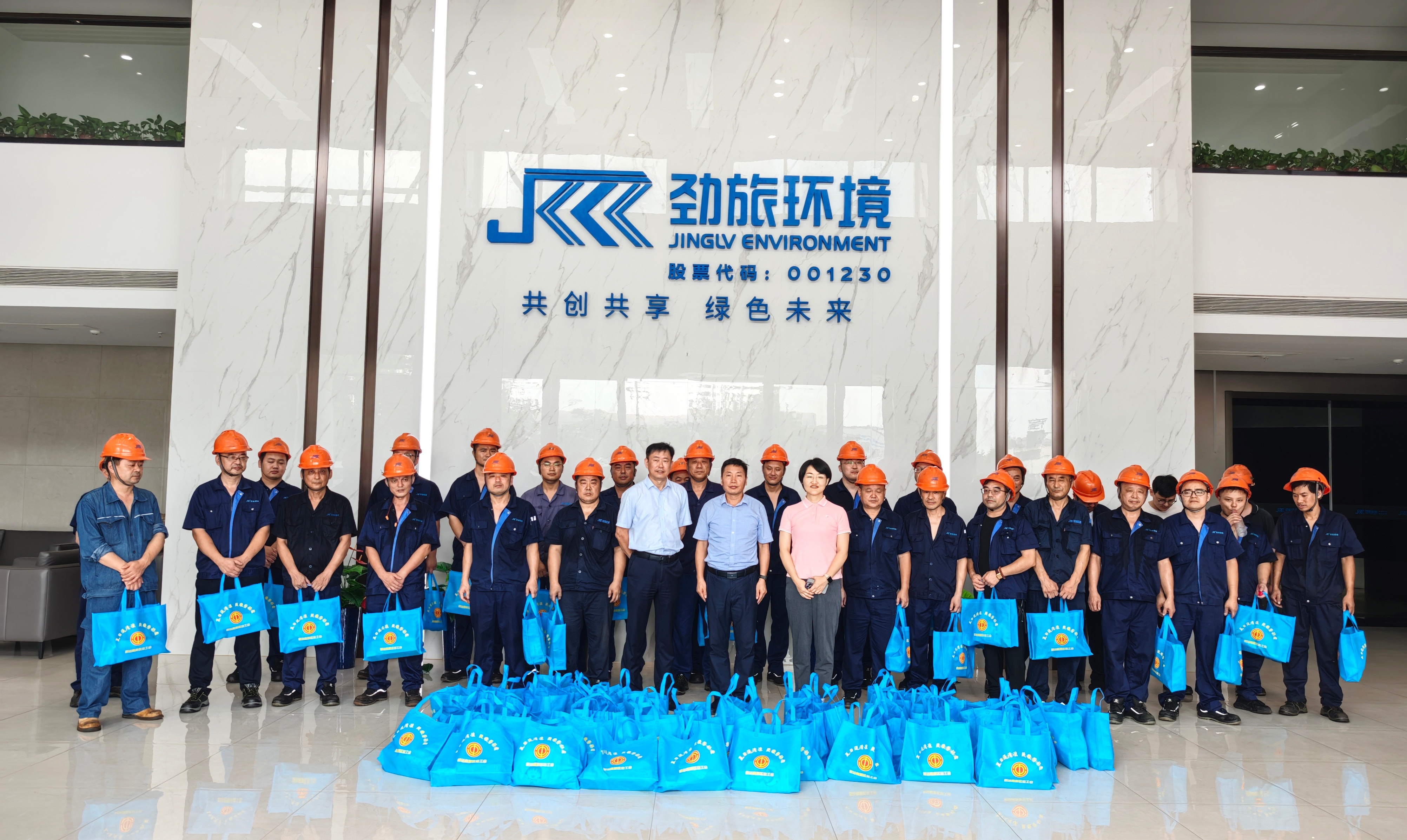 战高温 送清凉 保服务 —— 新站高新区总工会慰问evo视讯真人环境一线坚守者