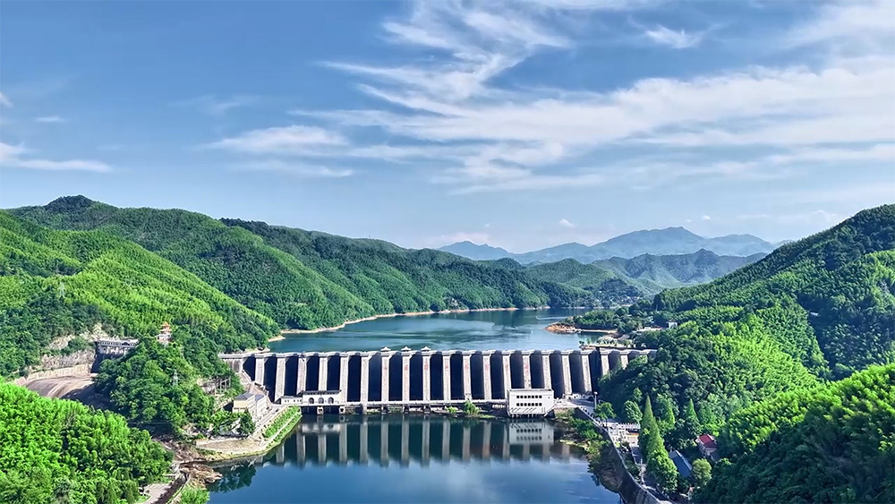 Under the Dabie Mountains, a clean scroll is painted with the smart pen of a powerful team, illuminating the green mountains. | The smart sanitation of a powerful team paints a new picture of human settlements in Huoshan