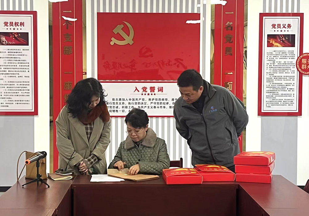 区组织部调研党建工作