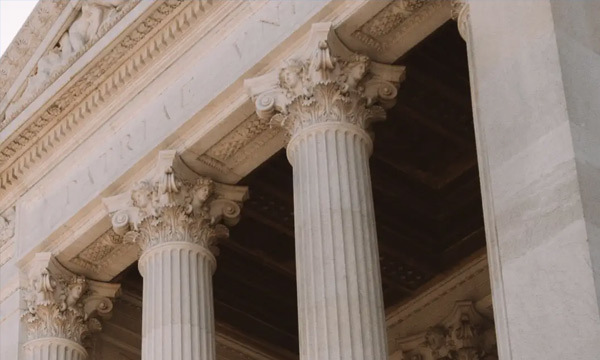 El propósito específico de las columnas romanas en la pared exterior