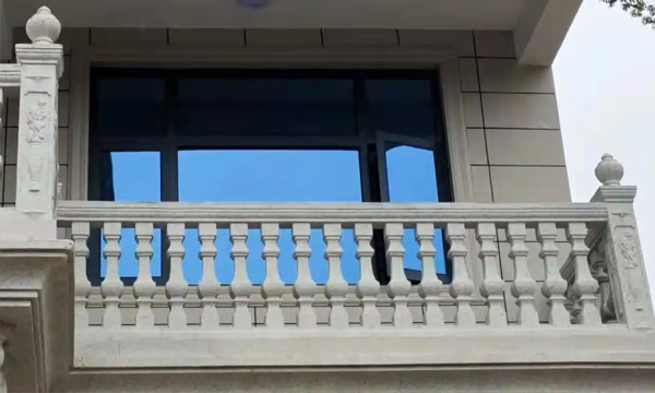 ¿Cuáles son las técnicas y precauciones para colocar azulejos en paredes exteriores?