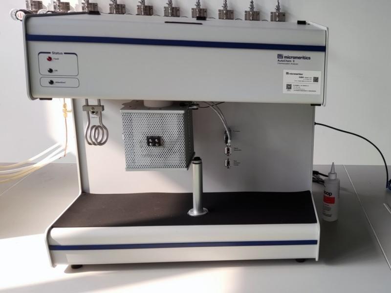 Laboratory equipment: multifunctional chemical analyzer (screen) Laboratory equipment: multifunctional chemical analyzer (screen)