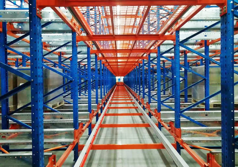 Système de rayonnage à navette quadridirectionnelle