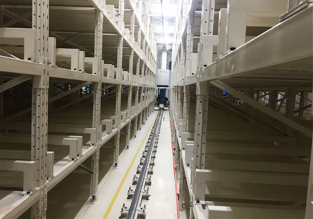 Système automatisé de stockage et de récupération par pont roulant