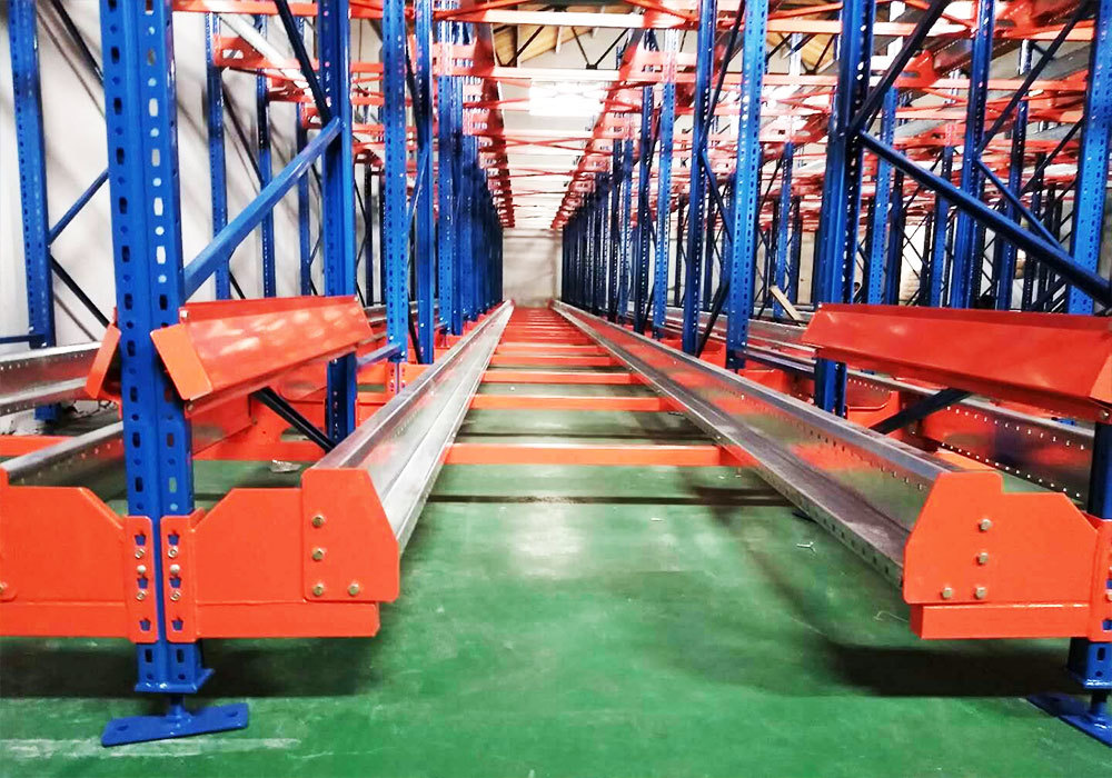Système de rayonnage à navette quadridirectionnelle