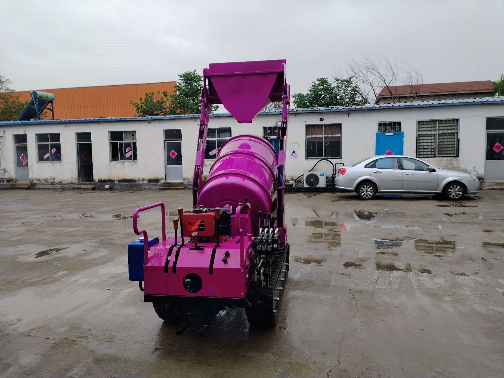High Quality Self-loading 1000L Crawler Concrete Mixer Machine