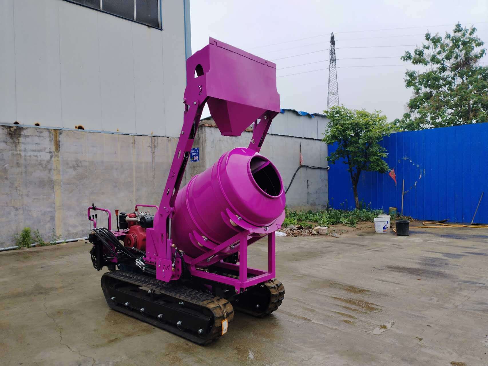 High Quality Self-loading 1000L Crawler Concrete Mixer Machine
