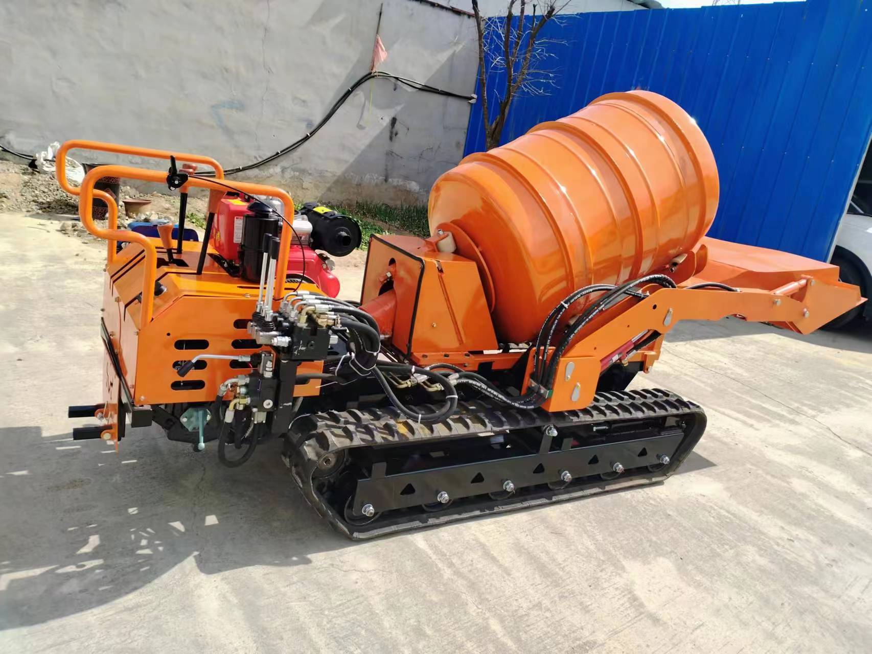 Self-loading 800L Mini Crawler Cement Mixer for Construction