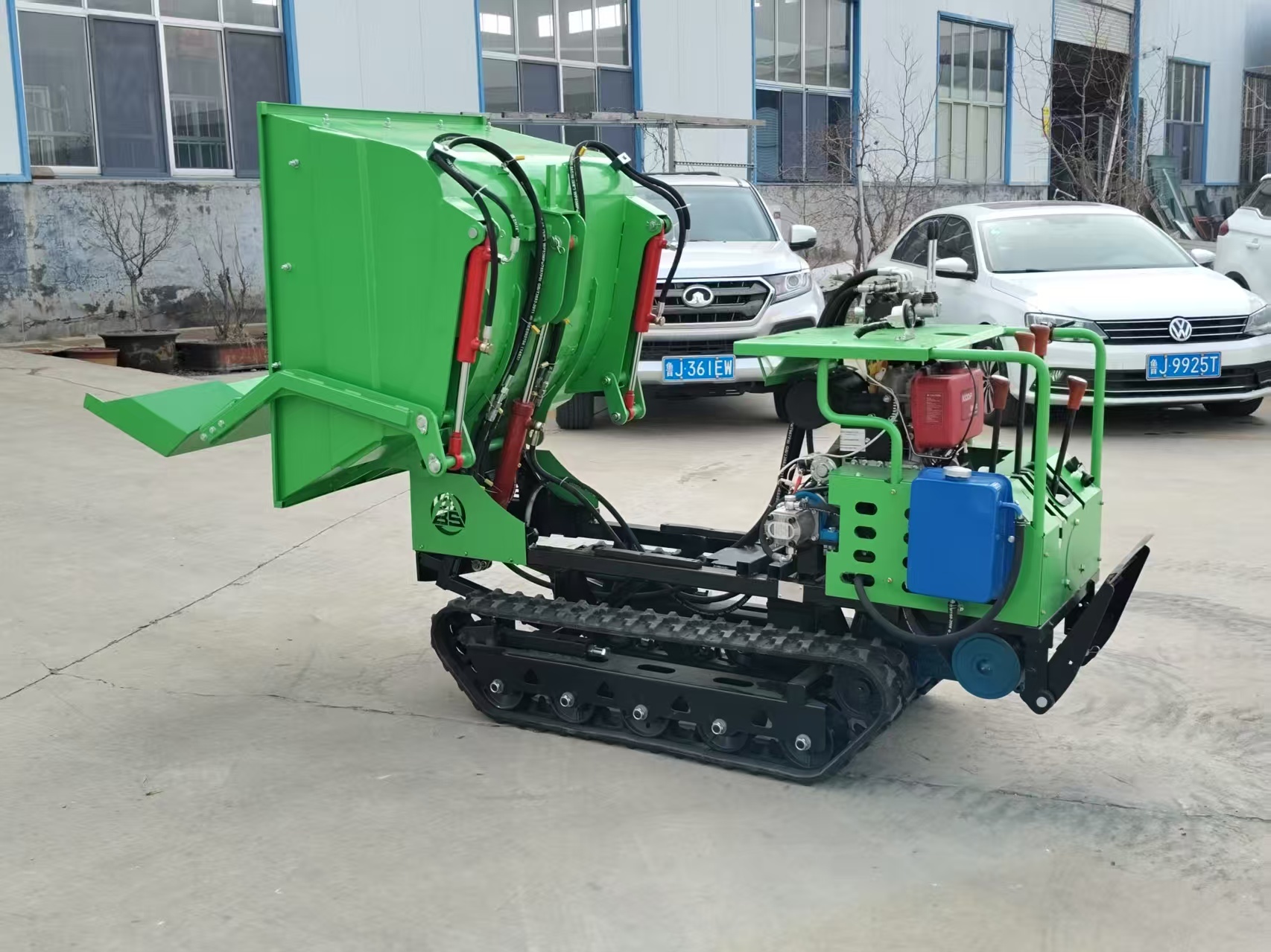 1000 KG Mini Tracked Dumper with a Shovel