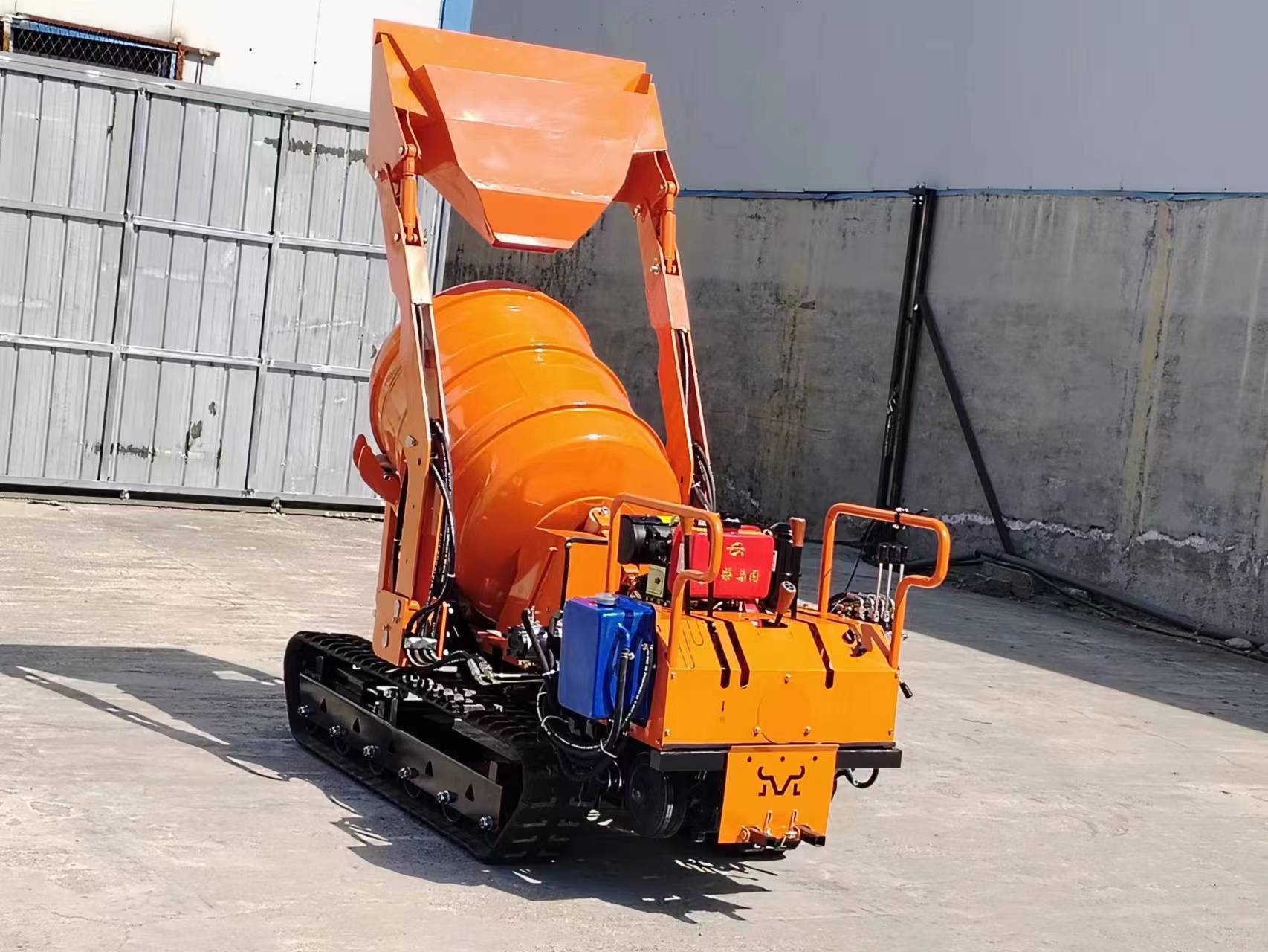 Self-loading 800L Mini Crawler Cement Mixer for Construction