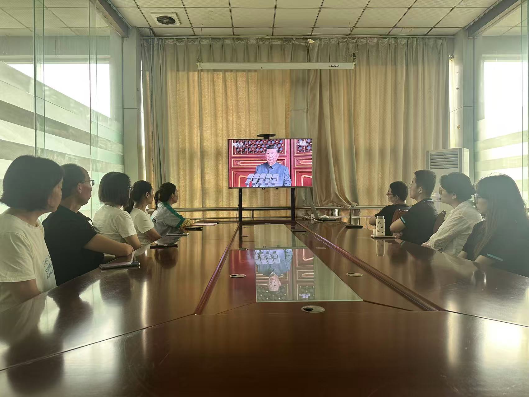 The nation's grand ceremony, with my strength! Shandong Weineng organized a group viewing of the military parade live broadcast.
