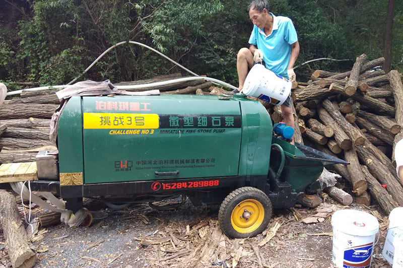 细石混凝土泵施工现场