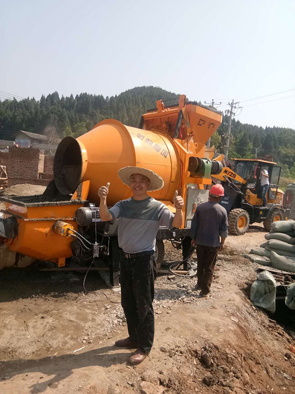 Concrete mixing and conveying integrated pump construction site