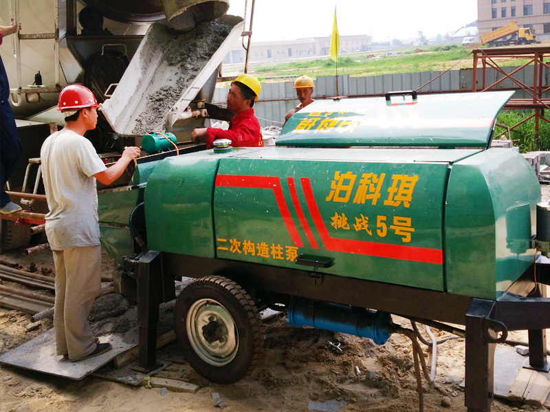 小型混凝土输送泵-四川定额工程施工现场