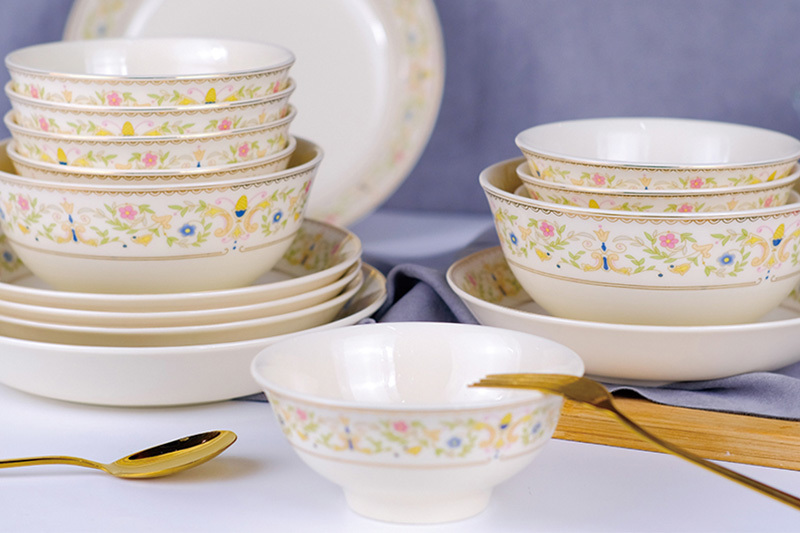 Ivory porcelain 16-piece set, full of gold and jade.