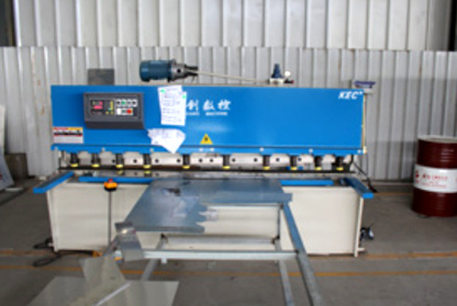 Plate shearing machine