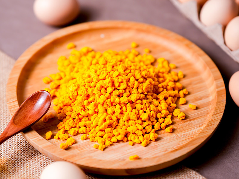 Seasoned egg granules, egg flakes
