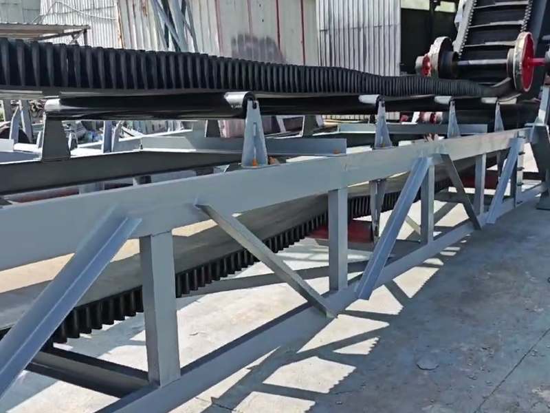 High-angle conveyor
