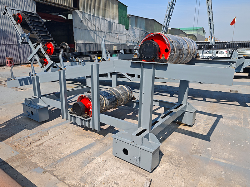 Mobile unloading vehicle