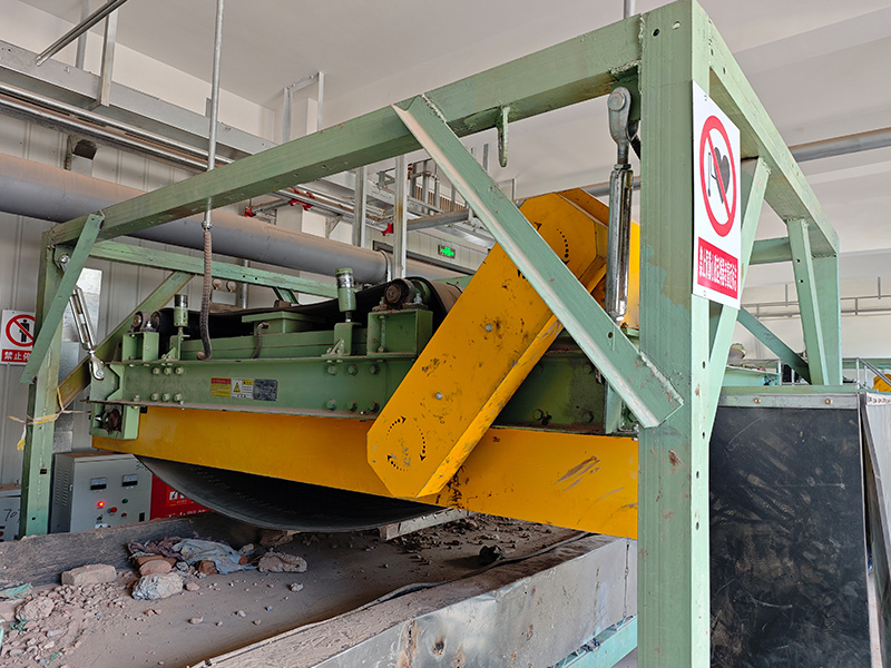 Self-dumping permanent magnetic separator