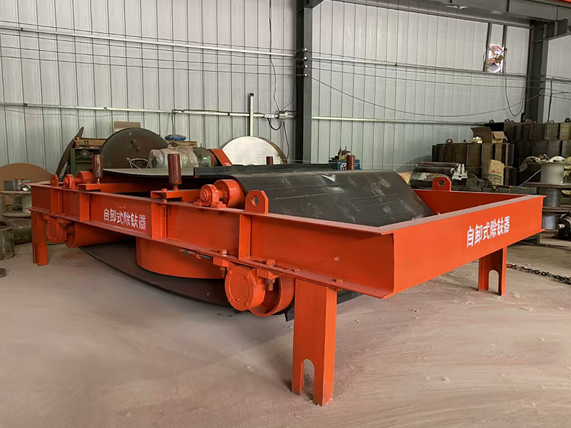 Self-dumping magnetic separator