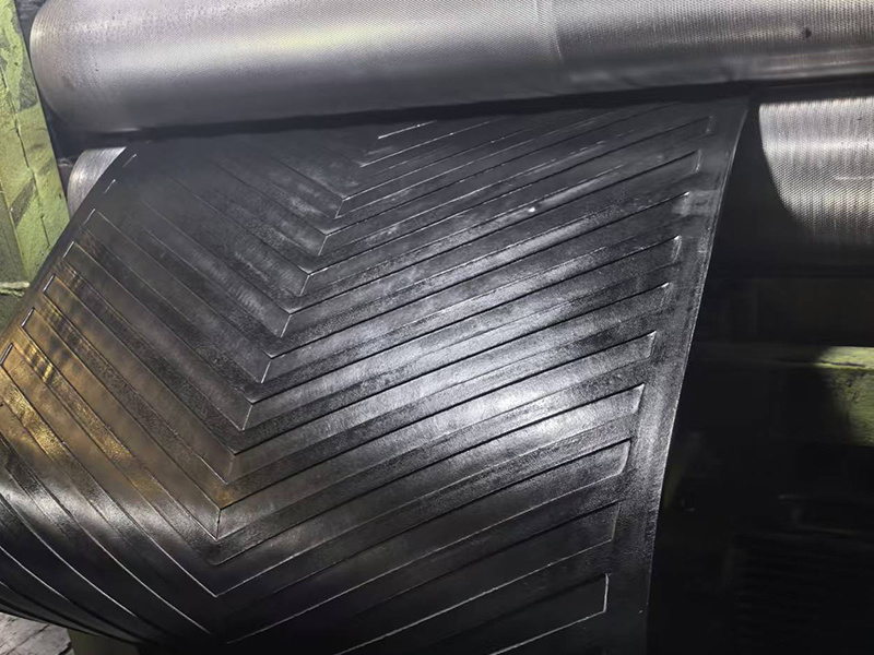 Patterned conveyor belt