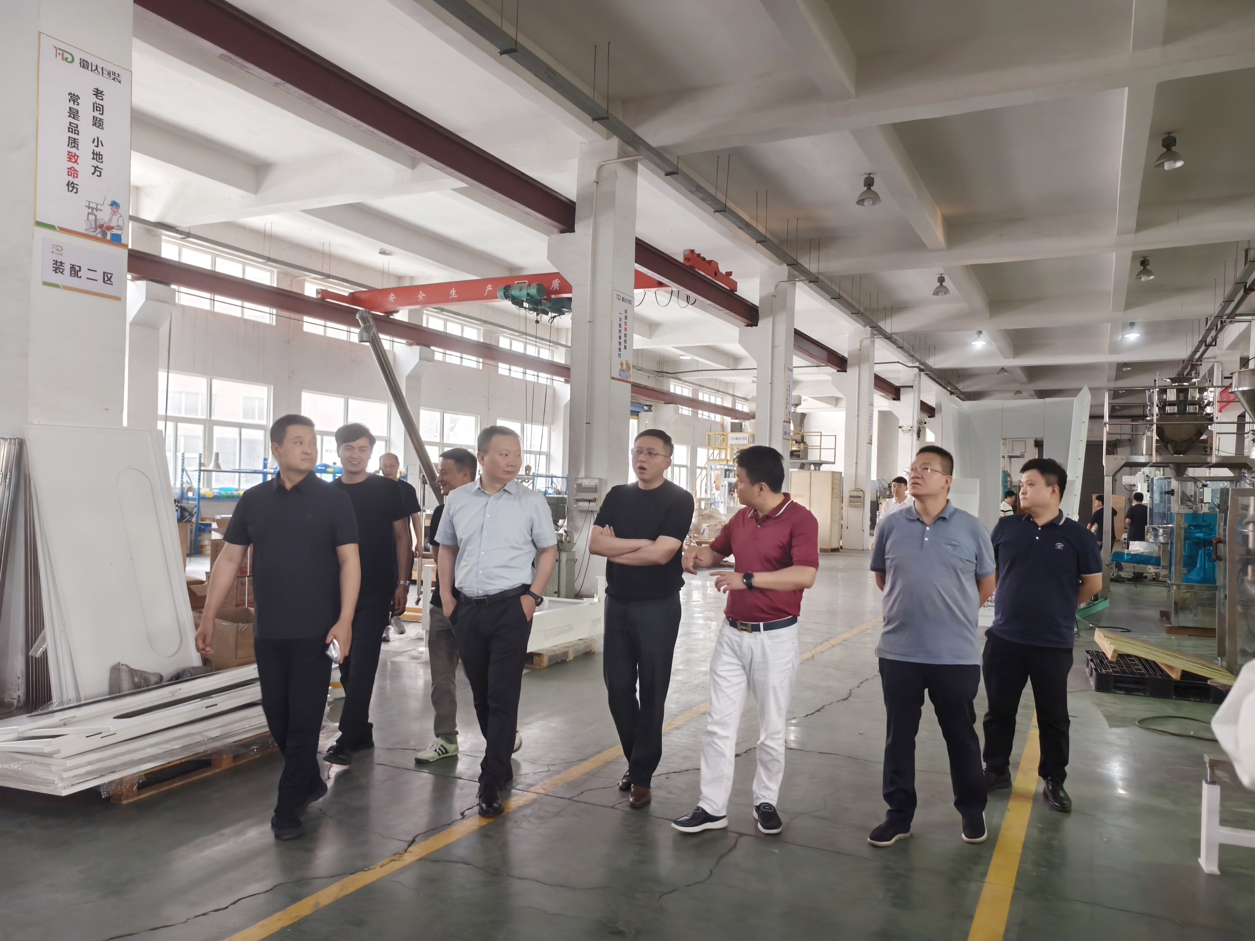 合肥新站高新區(qū)青年企業(yè)家協(xié)會（青商會）會長戎翔攜企業(yè)代表一行走進徽達產(chǎn)業(yè)園，共啟合作新篇章