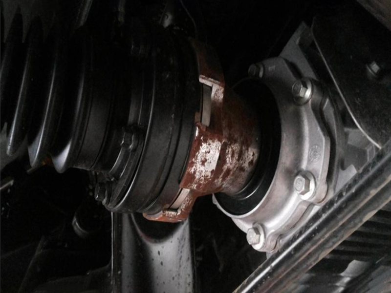 Symptoms of a failed car driveshaft