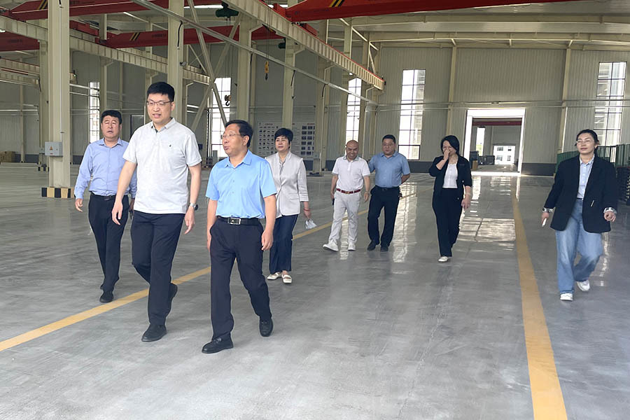 Le chef du département du travail du front uni de la ville de Linyi, M. Ziqi He, s'est rendu dans le comté de Pingyi pour fournir des conseils à la société Kenove Machinery.