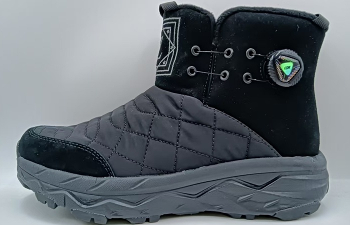 HIKING SHOES
