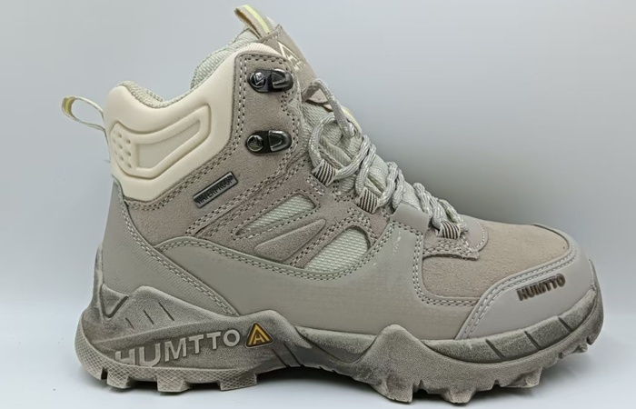 HIKING SHOES