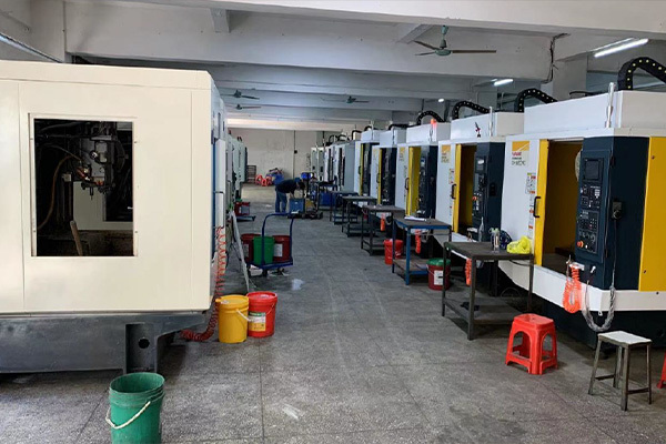 CNC产品使用注意事项 的详细指南，涵盖设备操作、维护保养、安全规范等关键方面，帮助确保加工精度、延长设备寿命并保障操作安全