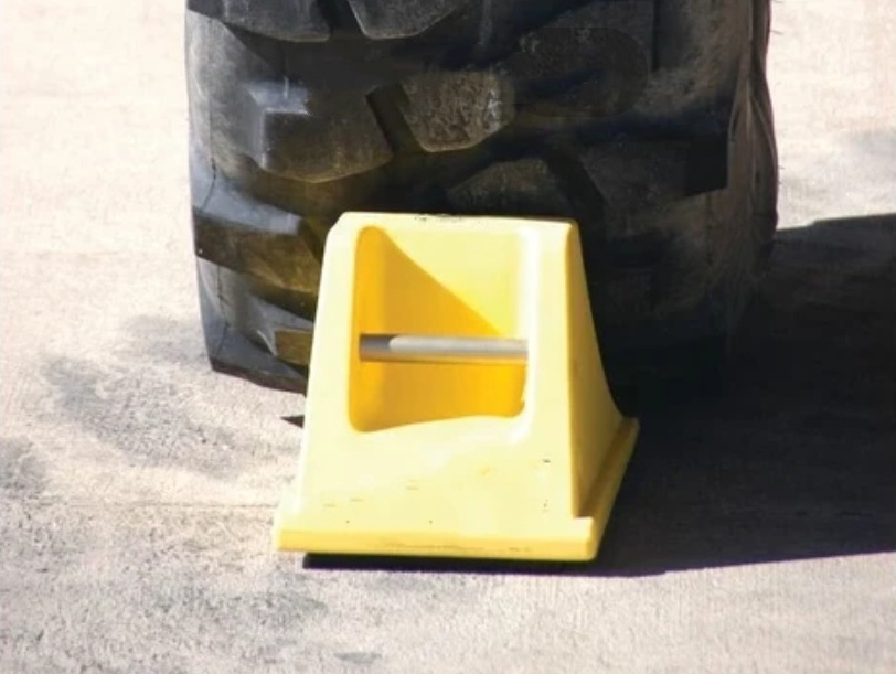 Urethane Wheel Chock-15.47"x8.50"x8.27" / 393mmx216mmx210mm