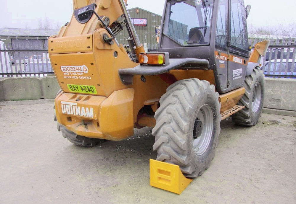 Urethane Wheel Chock-17.32"x14.57"x14.57" / 440mmx370mmx370mm