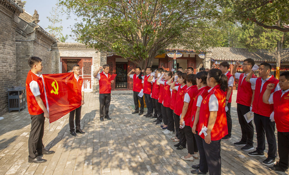 文旅藥都聯(lián)合黨總支在華祖庵景區(qū)開展志愿服務(wù)活動