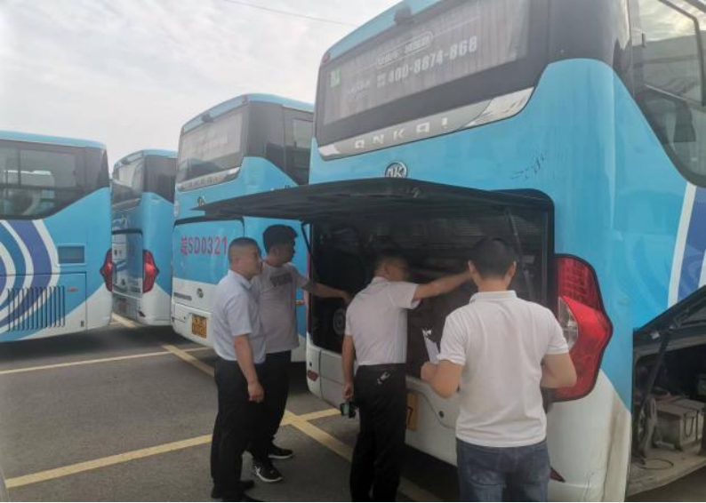 藥都國旅公司客運(yùn)車隊“點對點“中考保障用車， 為學(xué)子考試護(hù)航