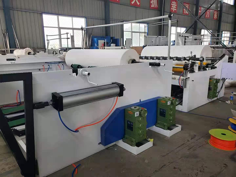 Jumbo roll slitting machine