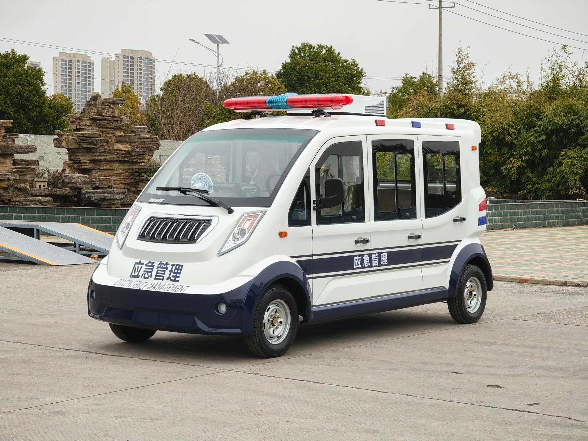 [New Model 3-Row Iron-Cased Enclosed LED Screen Air Conditioner with Police Lights]