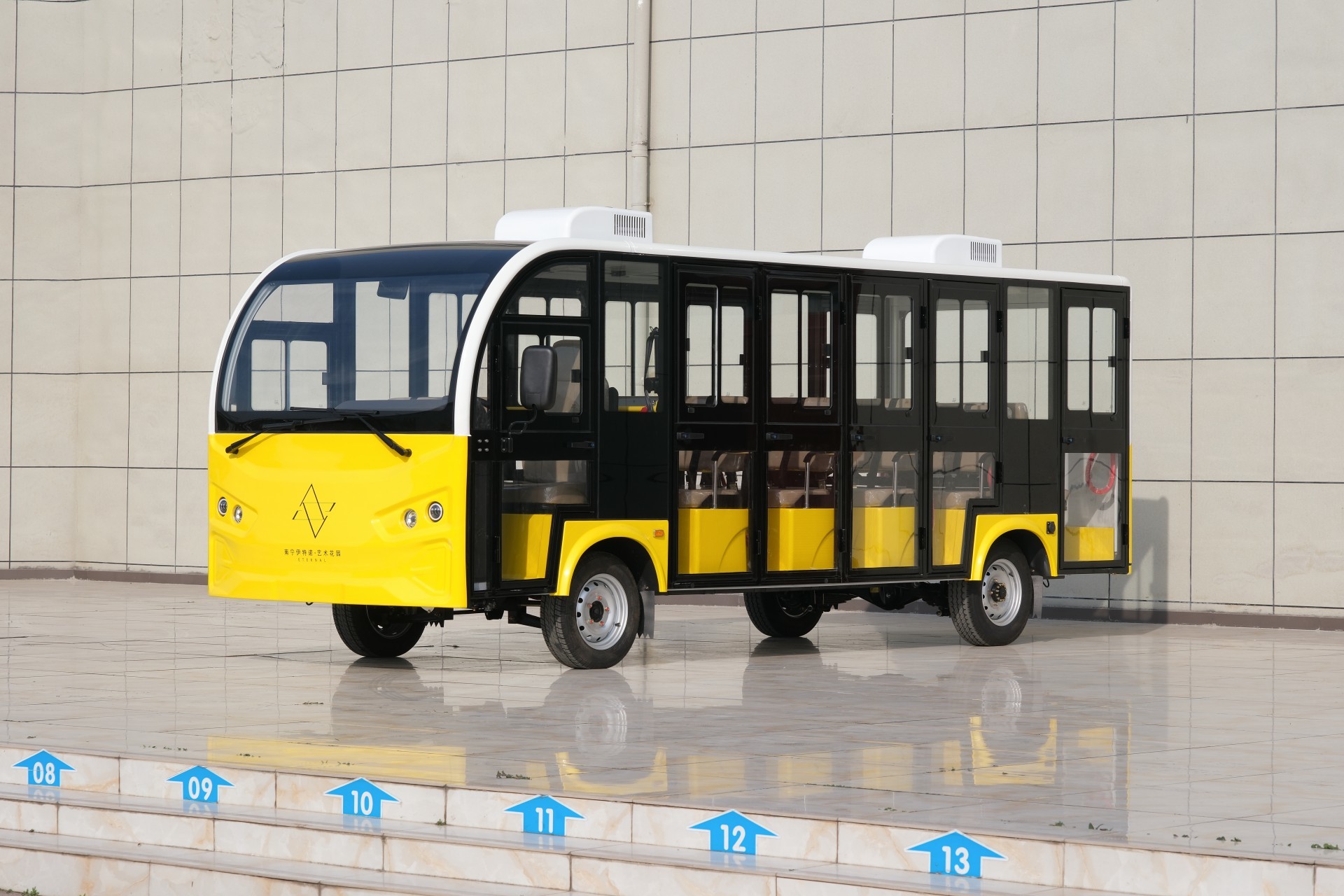 [23-seat K closed, white on top and yellow on bottom, dual air conditioning]