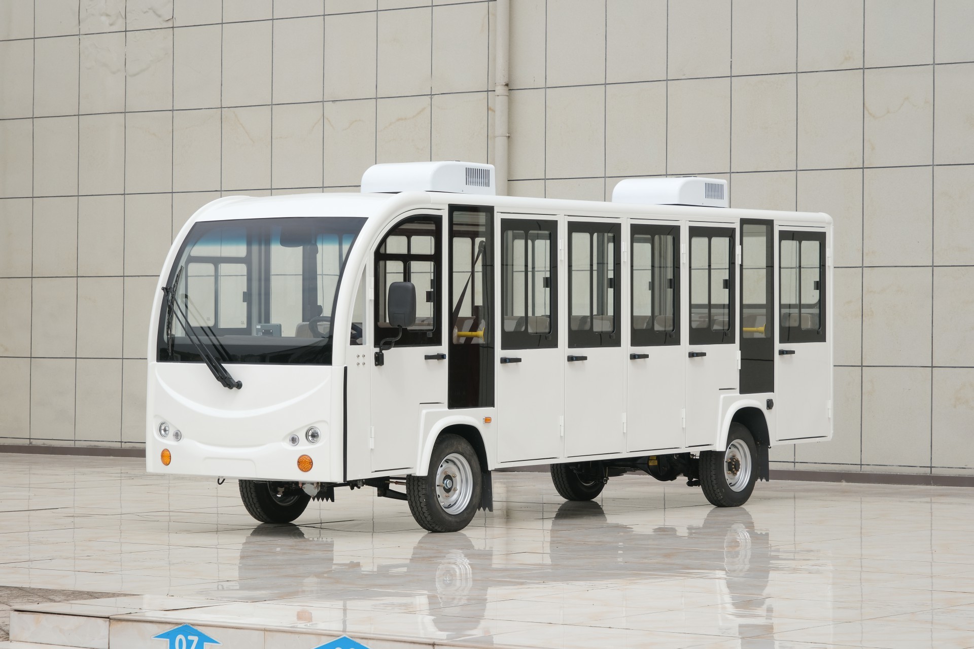 [17-seat T closed white iron door with dual air conditioning]