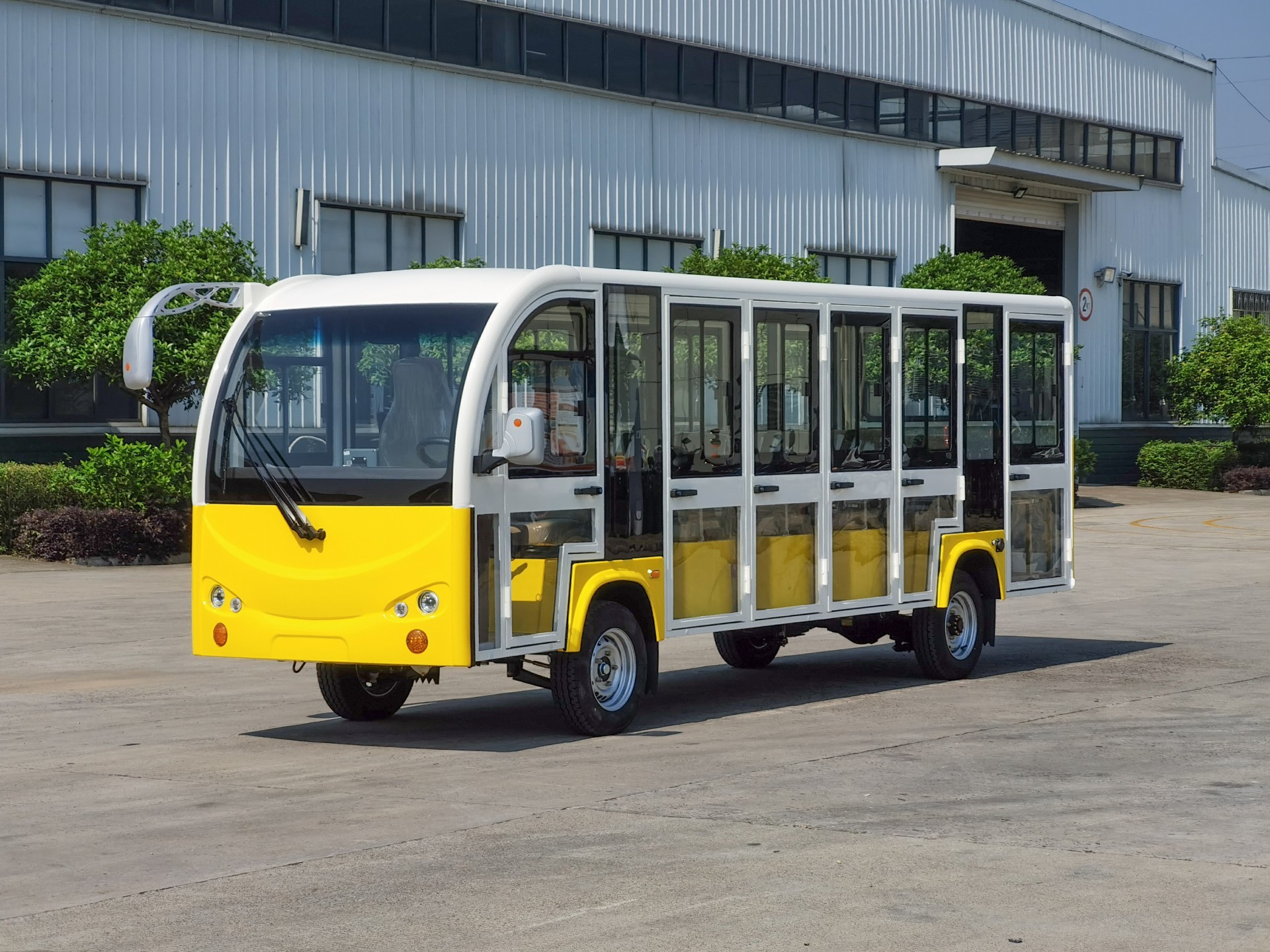 [17-seat T closed white top yellow bottom fan luggage rack]