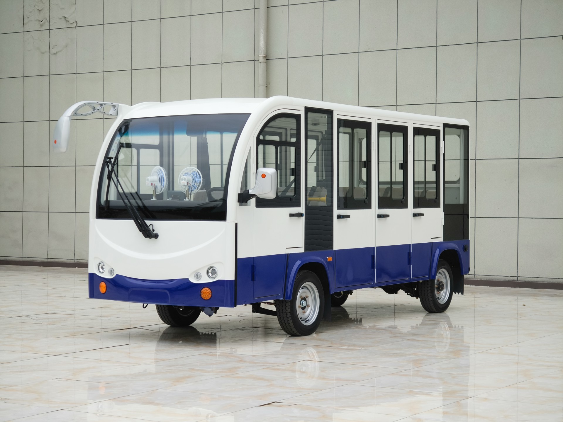 [11-seat T enclosed top white bottom blue dual fans]