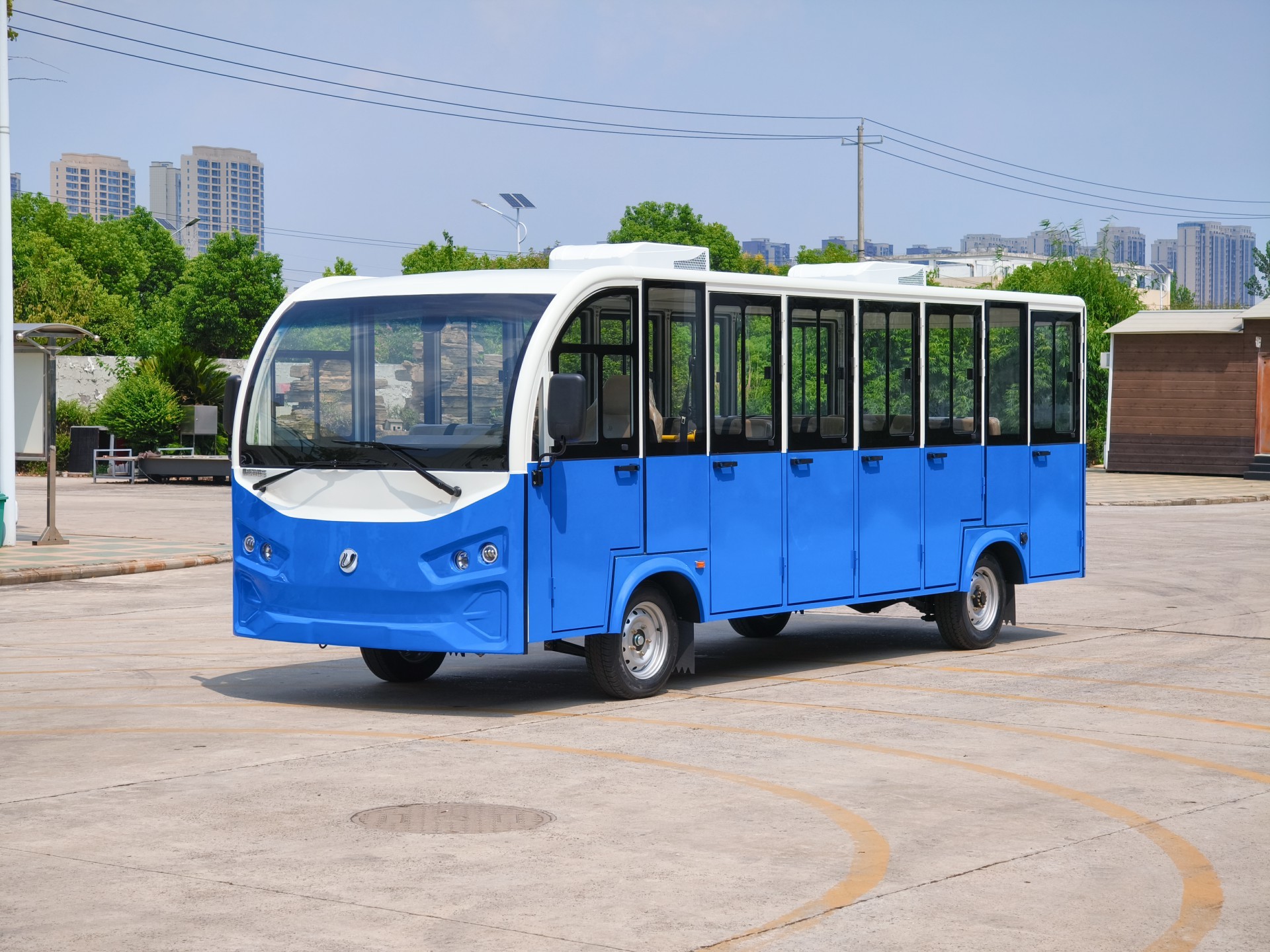 [23-seat K closed top white bottom blue dual air conditioning]