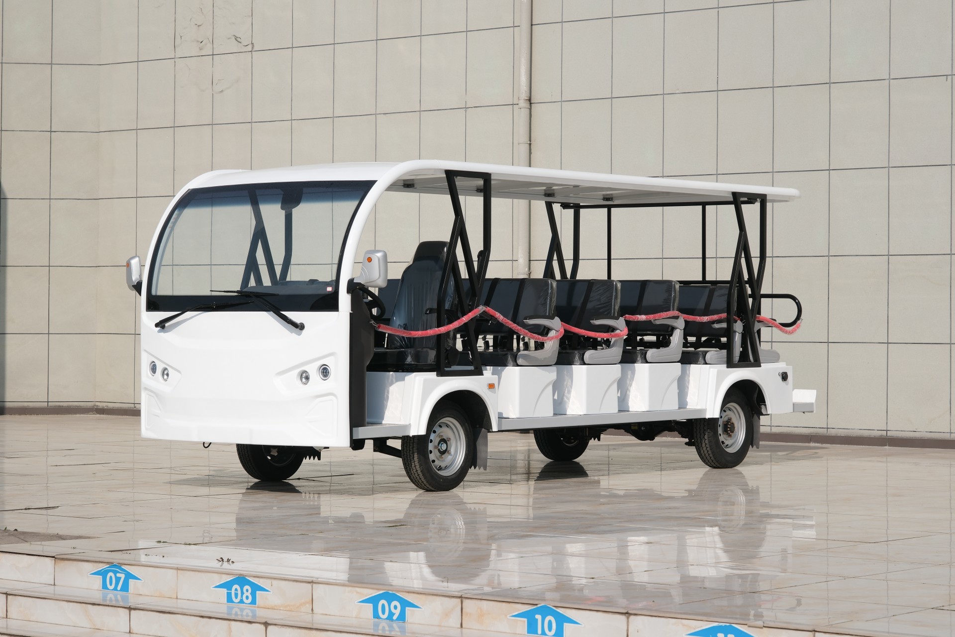 [23-seat K open white floating roof black seats]