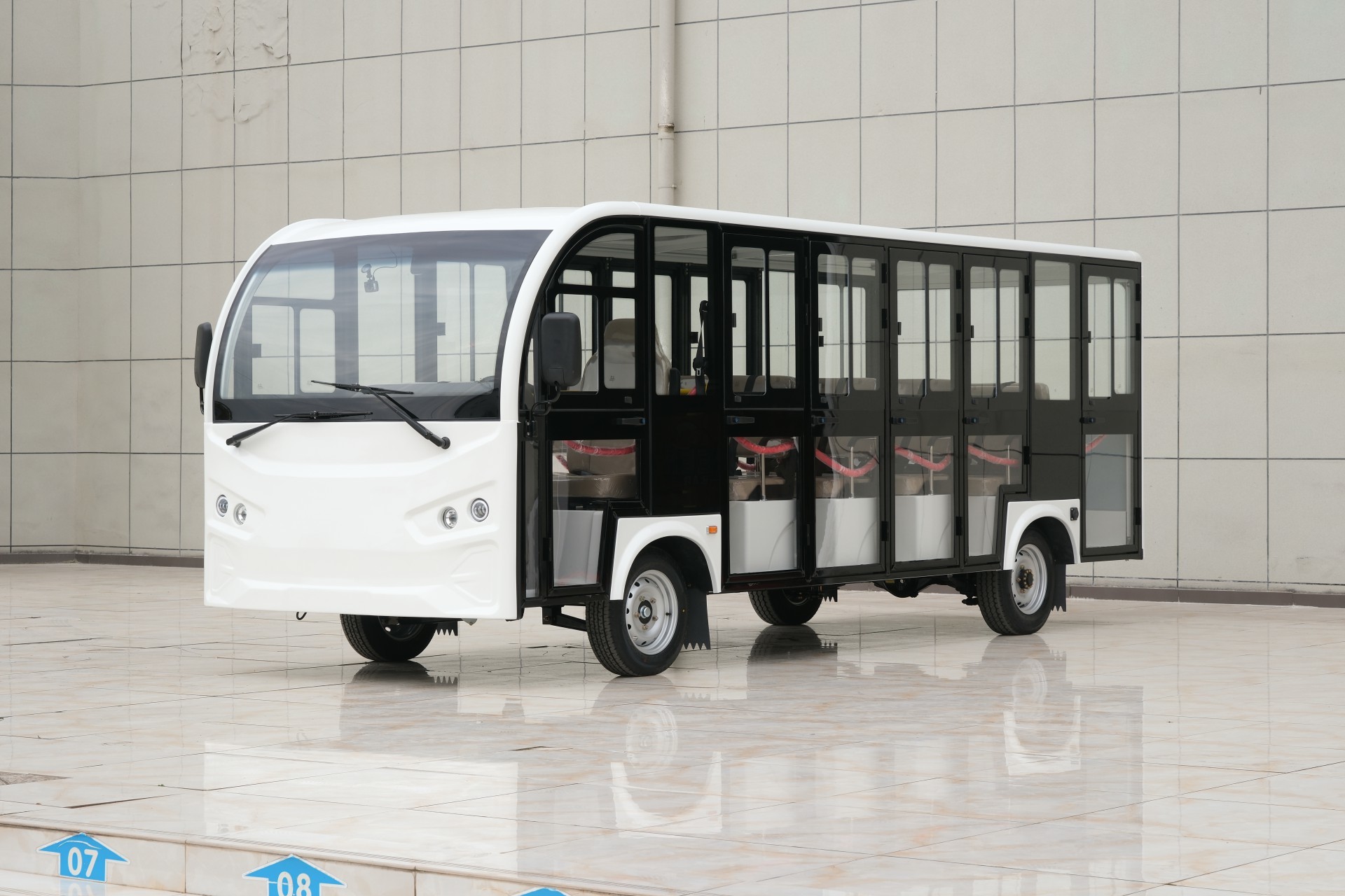 [23-seat K enclosed white station announcer]