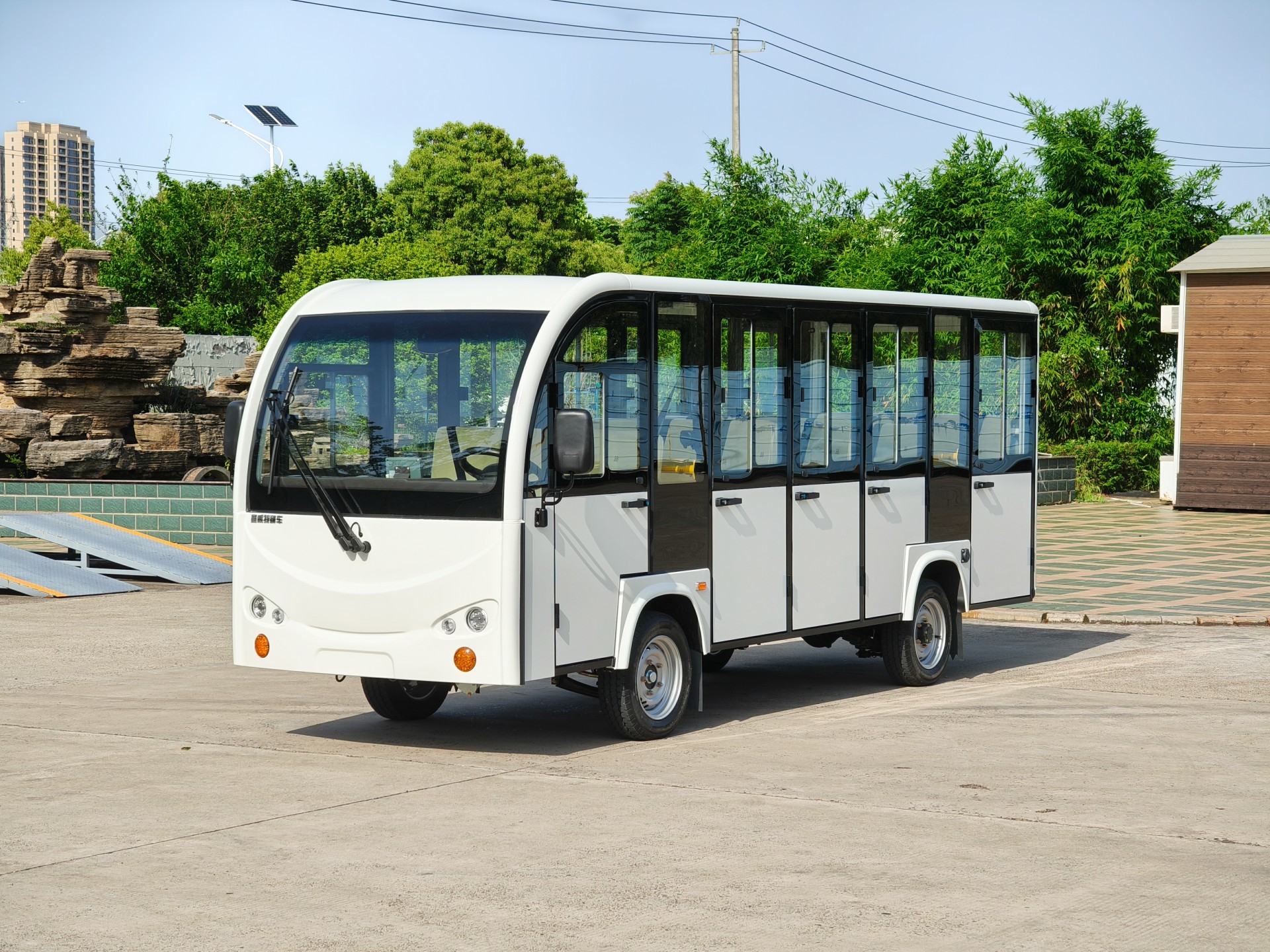 [14 T-shaped enclosed white single-sided railing]